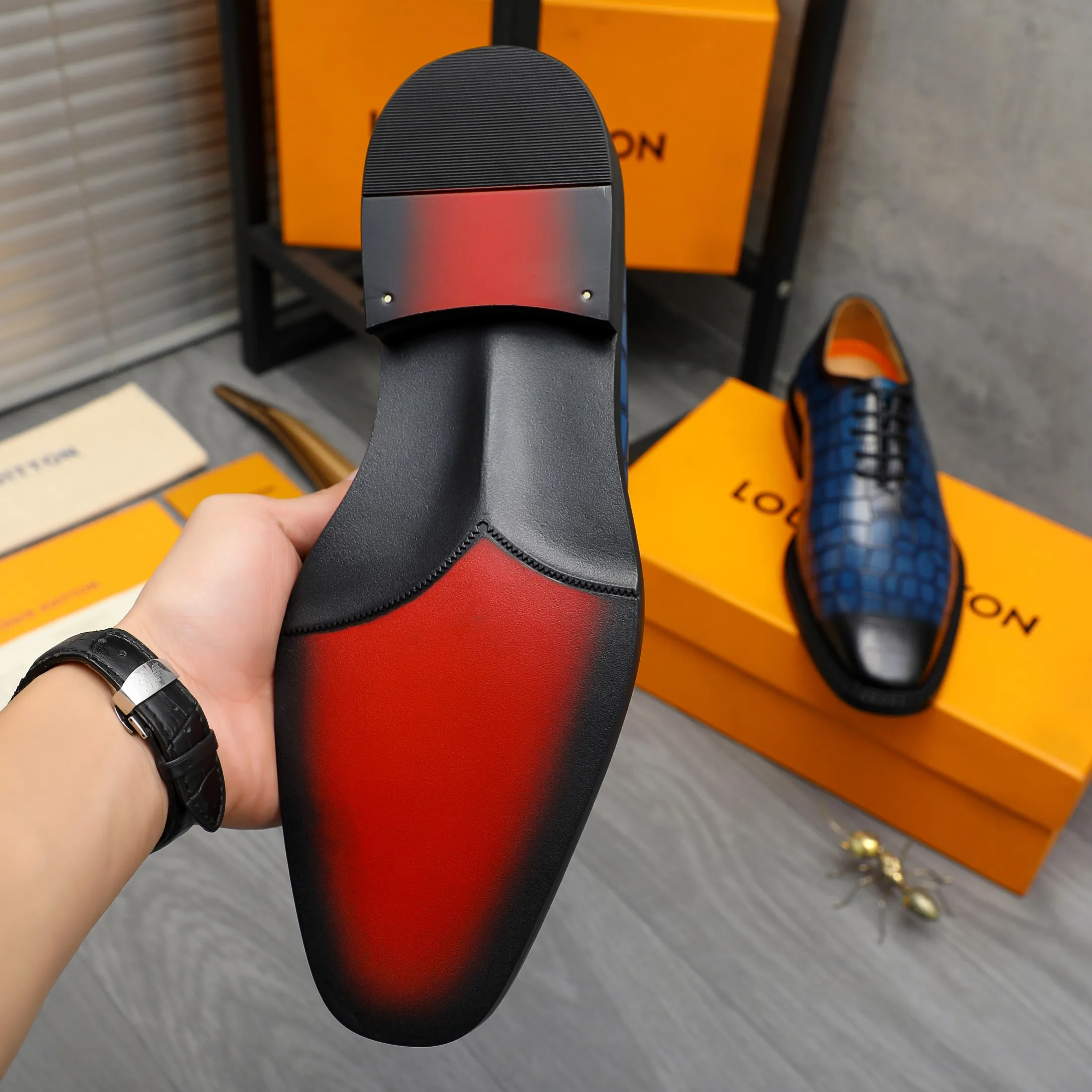 Men's shoes 💰p480 Product trademark: LV (Louis Vuitton) business lace-up leather shoes Regular size: 38-45 (45 is custom-made and non-returnable) Product materials: Selected high-quality color-grabbed stone grain cowhide upper, cowhide lining, rubber outsole